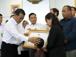 Mentan Amran Bantu Pendidikan Anak Pegawai Pertanian yang Gugur di Papua, Keluarga Korban Dapat Rp300 Juta